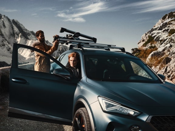 Man adjusting the extanble ski rack on the CUPRA Formentor