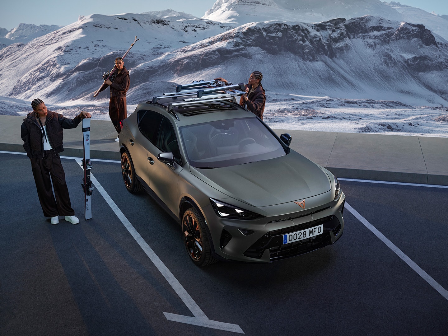 CUPRA Formentor with Ski Rack Xtender. A CUPRA Formentor equipped with the Ski Rack Xtender, holding up to 5 pairs of skis, with people preparing for a ski trip against a snowy mountain backdrop.