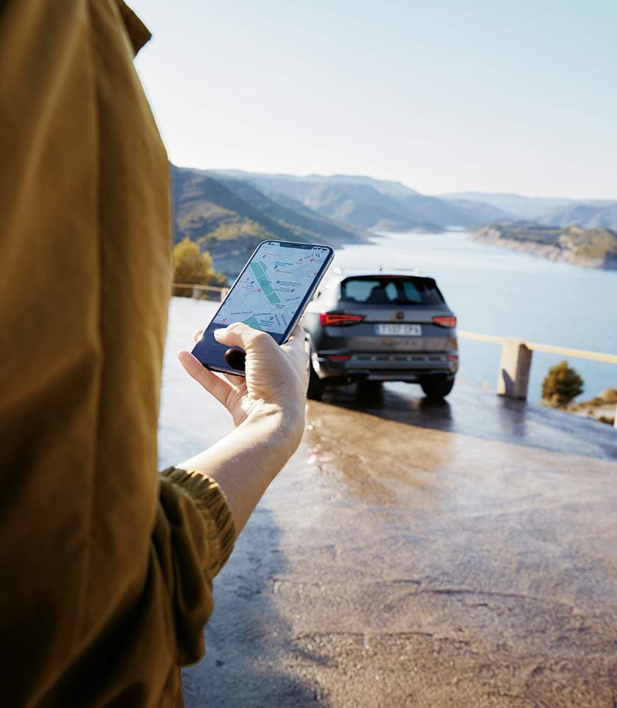 woman-connected-to-cupra-connect-via-smartphone